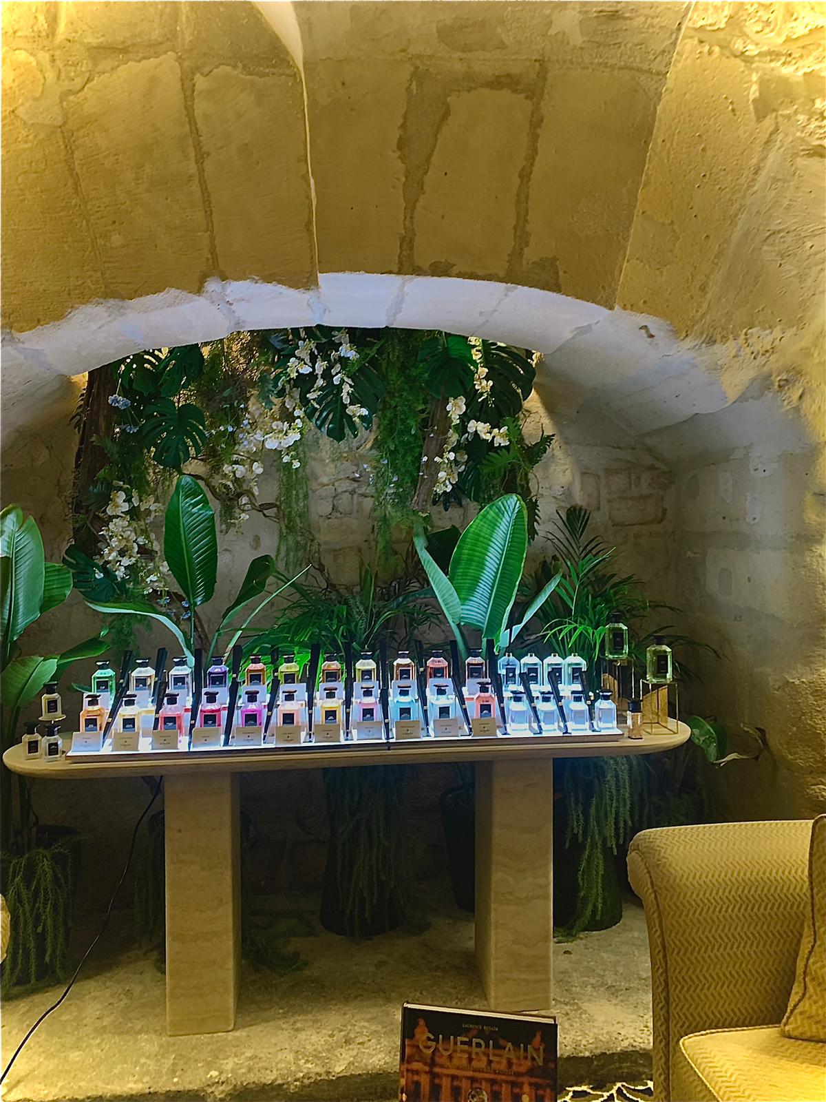 Table de parfums Guerlain au spa de l’hôtel Relais Christine